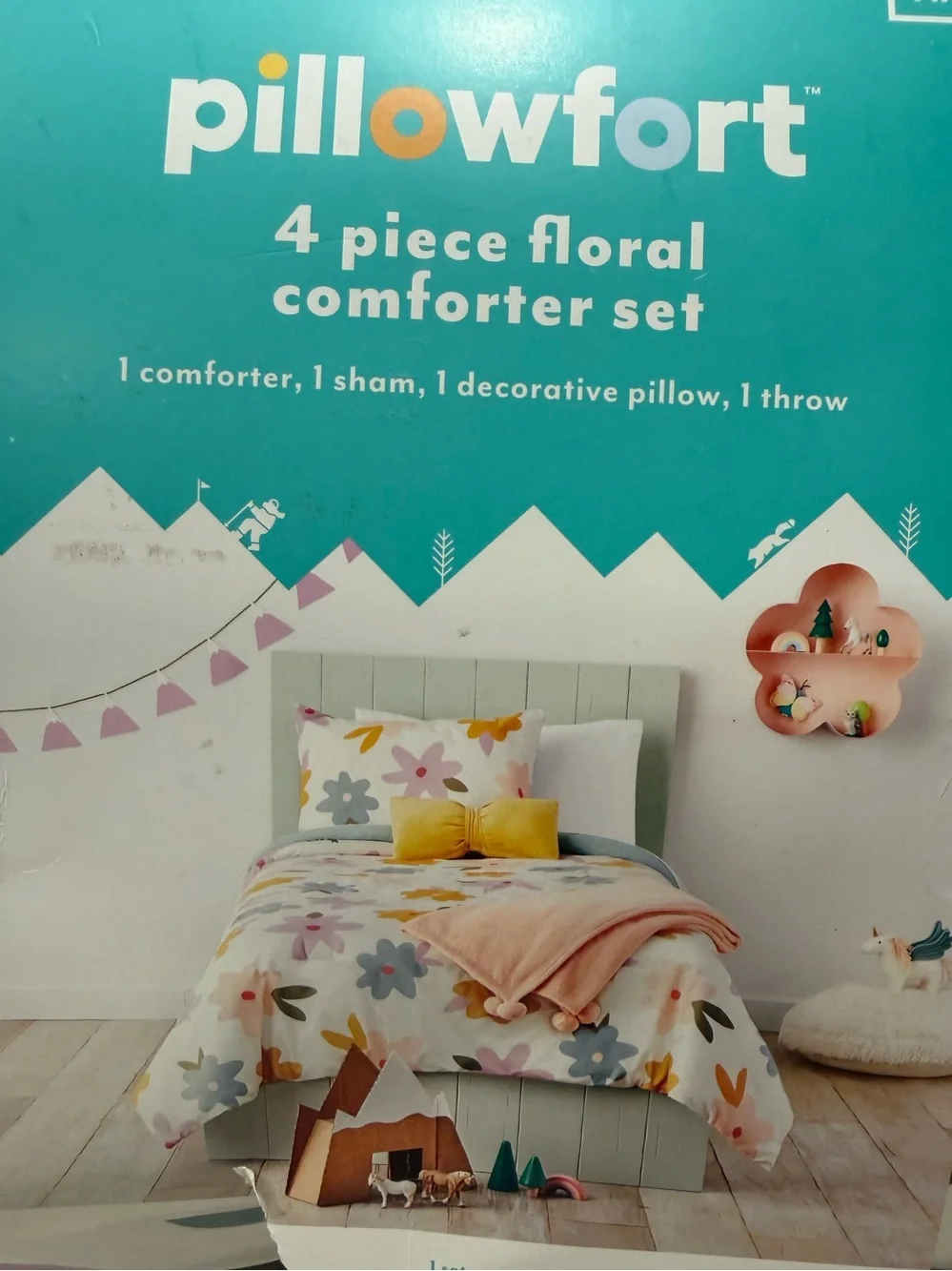 Twin Floral Multi-Piece Piece Girls Bedding Set (4 pc)- Pillowfort NWT
